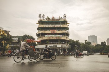 Bicicletas en la calle lluviosa frente a un centro comercial