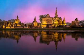 Un templo de Ayutthaya con un atardecer rosa y violeta en una de las ciudades de Camboya