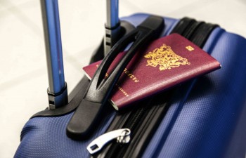 Pasaporte y maleta