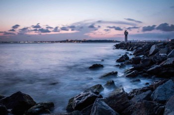 Faro en la costa