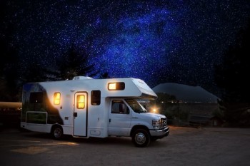 Autocaravana en la noche con estrellas