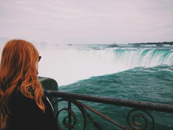 Turista en Cataratas del Niágara