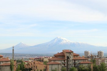 Ciudad de Armenia con el monte Ararat de fondo