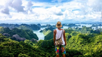 Vista de las montañas verdes de Vietnam y el mar
