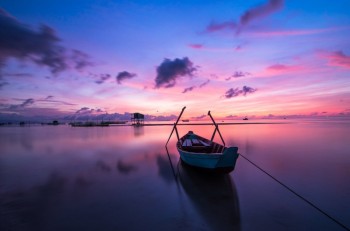 Embarcación en el agua al atardecer