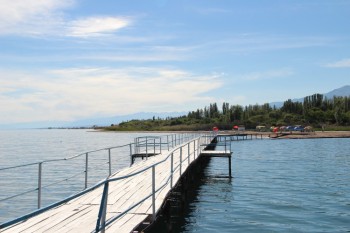 Muelle y balneario en el lago Issyk-kul, Kirguistán