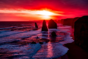 Rojo atardecer sobre los Doce Apóstoles en Victoria, Australia