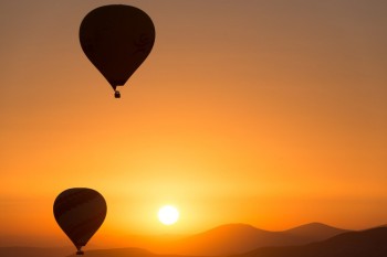 Globos volando al amanecer en la Capadocia, Turquía