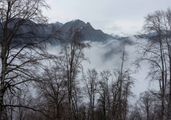 Neblina en las montañas de Azerbaiyán