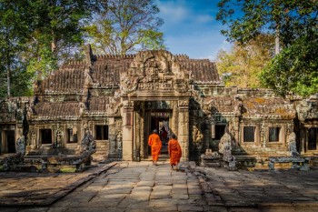Dos monjes budistas ingresan al templo Angkor Wat
