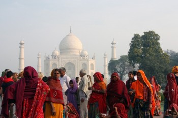 Mujeres de India frente al Taj Mahal