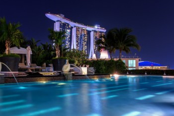 El clásico hotel Marina Bay Sands por la noche, Singapur