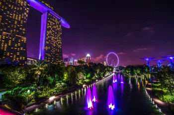 El hotel Marina Bay Sands iluminado a la noche, Singapur