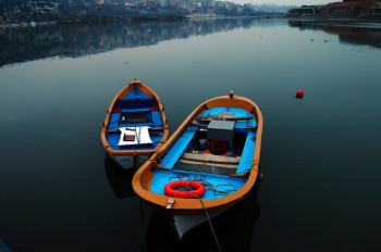 Botes amarrados en el mar