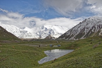 Montañas nevadas en Kirguistán