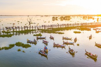 Embarcaciones en el río de Myanmar