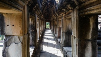 Interior de piedra de uno de los templos de Angkor