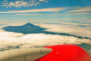 Avión sobre las nubes en Teide, Tenerife