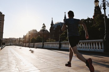 Puente de Moscú con persona corriendo