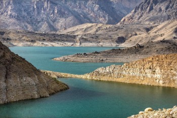 Río y montañas en Omán