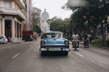 Alquilar un coche es una de las opciones de cómo moverse por Cuba