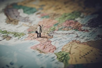 Muñeco de persona sobre un mapa