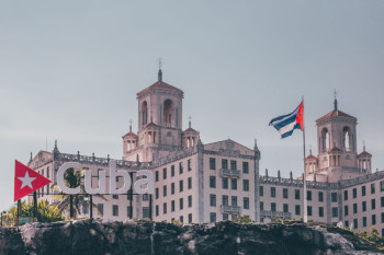 La Habana and a Cuban flag