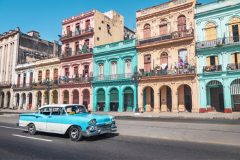 edificios coloniales coloridos y coche vintage en Cuba