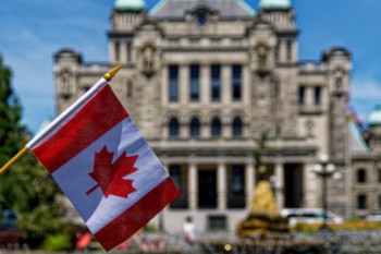 Kanadische Flagge bei gutem Wetter in Kanada