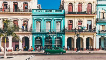 Edifício histórico colorido de Havana Velha.
