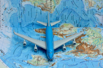 Aereo sopra una mappa del mondo: come richiedere il visto con Visagov