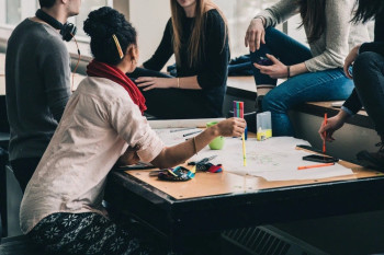 Gruppo di studenti che collaborano in un campus universitario negli Stati Uniti.