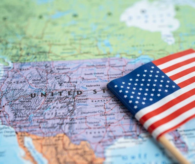Bandera de Estados Unidos sobre un mapa de EE. UU.