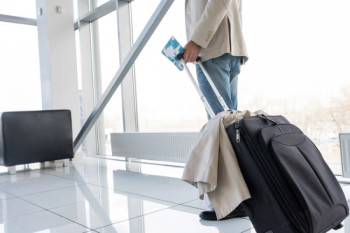 Imbarcarsi su un aereo con bagaglio a mano e passaporto