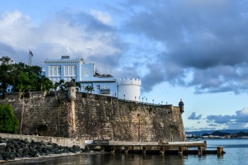 casa blu su una scogliera a Porto Rico