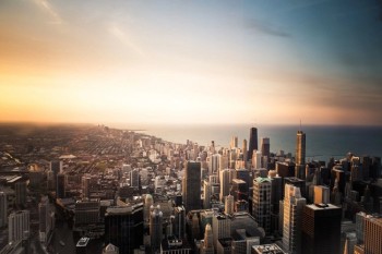 Skyline di Chicago al tramonto lungo il lago Michigan.