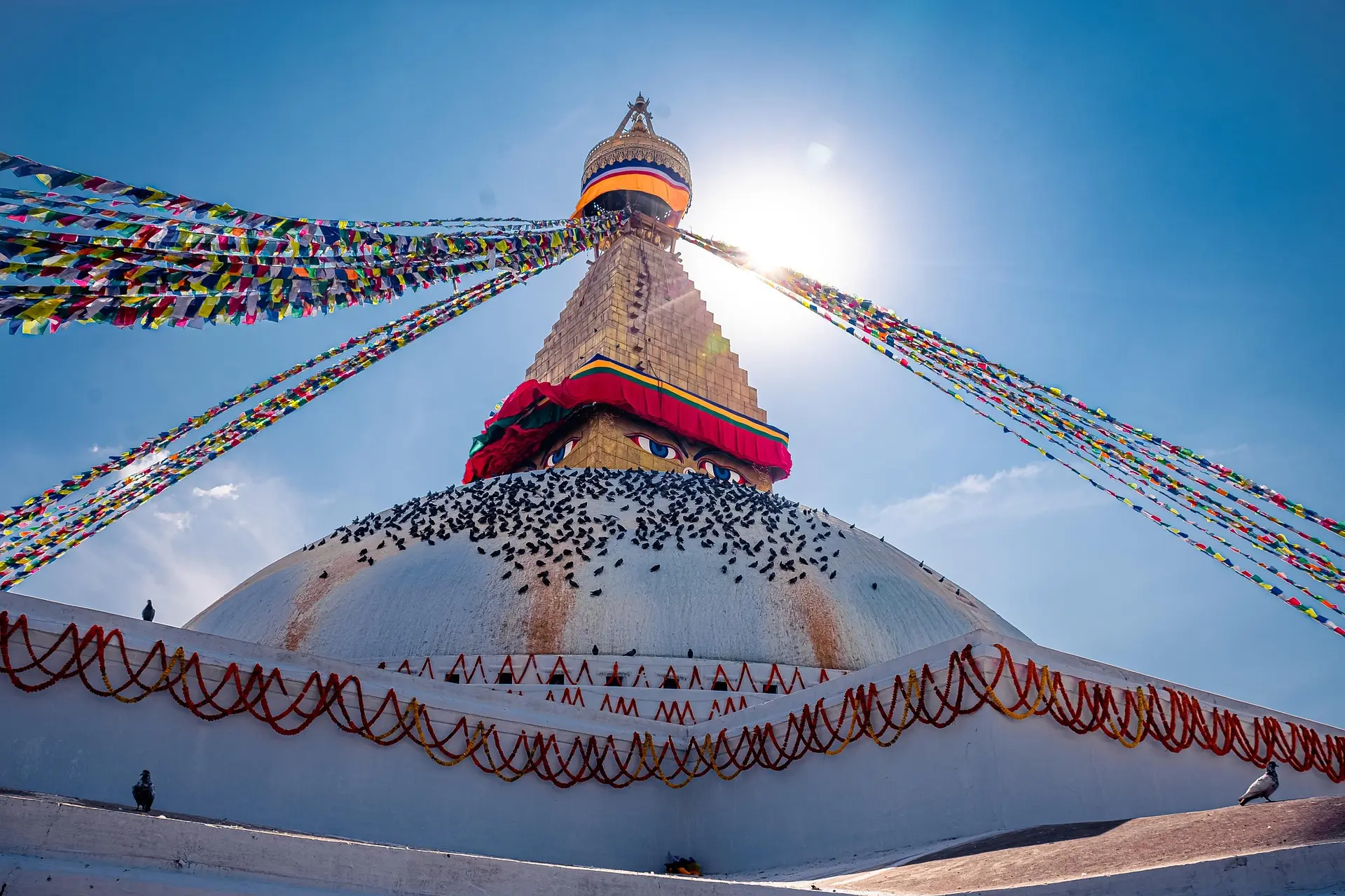 Stupa di Boudhanath a Kathmandu con bandiere di preghiera e gli occhi di Buddha dipinti sulla cupola