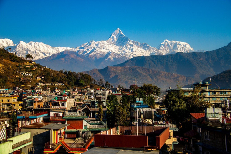 Vista de la ciudad de Pokhara con el pico nevado Machhapuchhre y la cordillera de los Annapurnas al fondo, Nepal