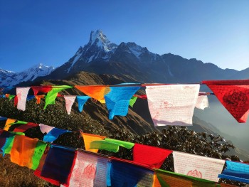 Bandiere di preghiera in Nepal con montagne sullo sfondo — come ottenere un visto per il Nepal