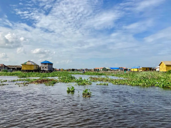 Case colorate su palafitte sul lago Nokoué, villaggio lacustre di Ganvié, Benin