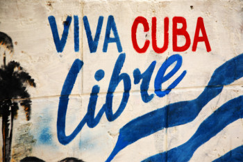 Mural com o texto "Viva Cuba Libre" pintado numa parede de Havana