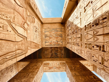 Colunas com hieróglifos e pinturas originais no interior do Templo de Karnak, Luxor, Egito