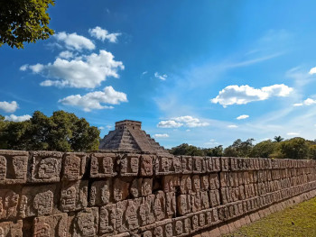 Tzompantli e Piramide di Kukulcán sullo sfondo nella zona archeologica di Chichén Itzá, Yucatán