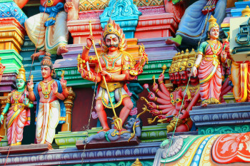 Sculture policrome di divinità indù sul gopuram di un tempio dravidico nel sud dell'India