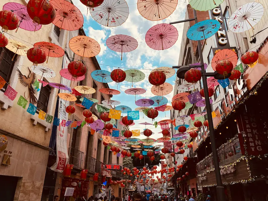 Strada del quartiere Chinatown di Città del Messico decorata con lanterne rosse, ombrellini di carta e colorato papel picado
