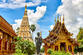 Tempio buddista dorato e statua di Buddha in Thailandia, un paese che aggiorna la sua politica dei visti nel 2026