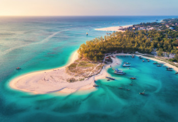 Vista aerea delle spiagge dalle acque turchesi di Zanzibar, Tanzania