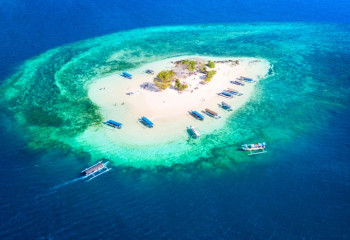 印尼吉利群島碧綠海水環繞的白沙小島空拍照片