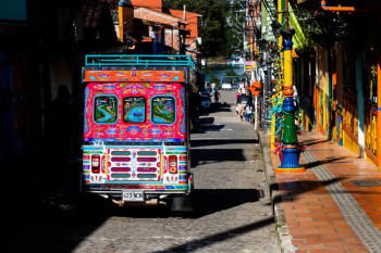 Jeep tradicional recorriendo una colorida calle de Colombia