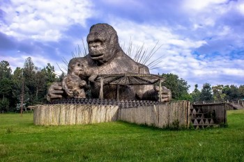 Escultura artesanal de gorila de montanha, símbolo do turismo no Ruanda